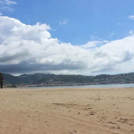 Beautiful 75m2 With View At The Beach, Pool, Parking Apartment Roses
